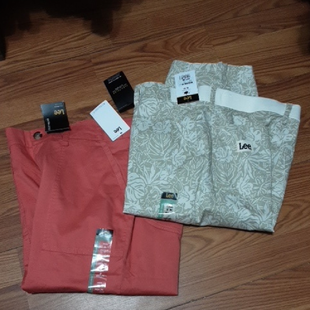 Lee Women's 8 Coral Skimmer and Floral Skimmet  Beige Utility Pants ( Bundle 2 )